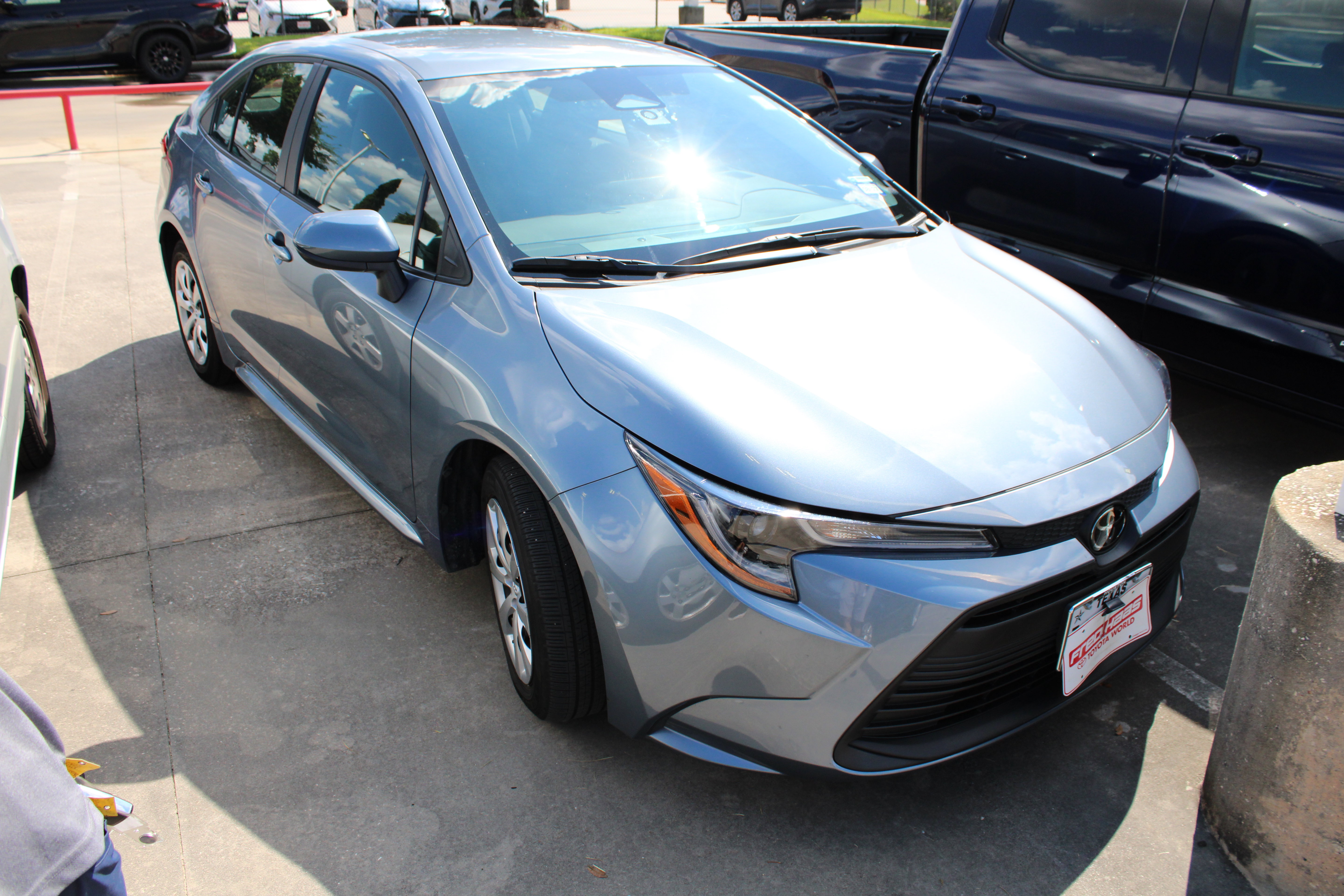 Used 2023 Toyota Corolla LE FWD image 2