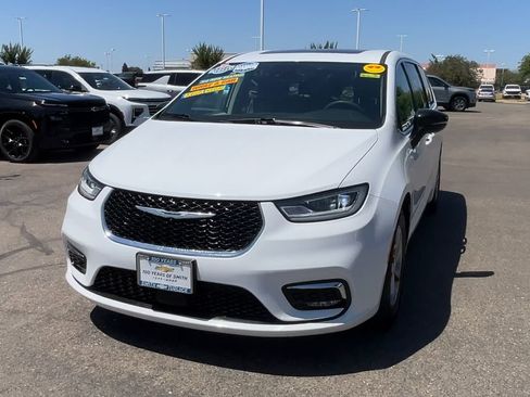 Used 2024 Chrysler Pacifica Limited FWD image 2