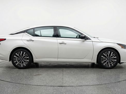 Used 2025 Nissan Altima 2.5 SV image 11