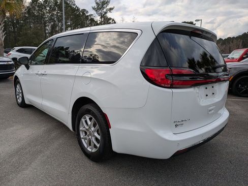 Used 2023 Chrysler Pacifica Touring-L image 6