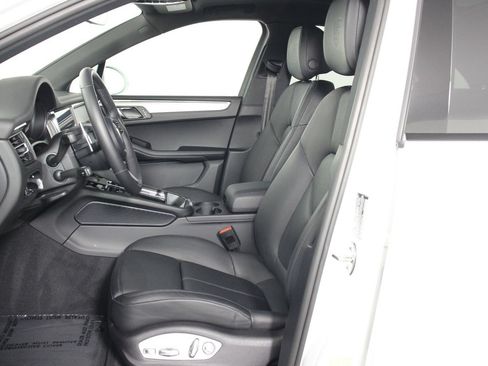 Certified 2026 Porsche Macan AWD/4WD image 5