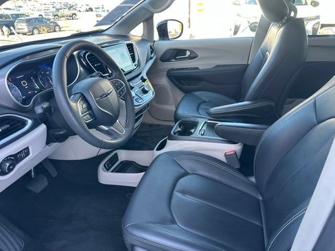 Used 2024 Chrysler Pacifica Touring-L FWD image 10