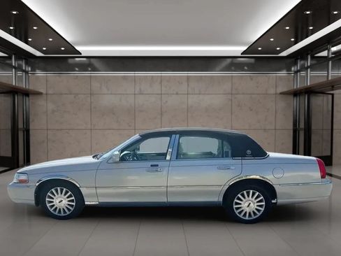 Used 2004 Lincoln Town Car Ultimate RWD image 6