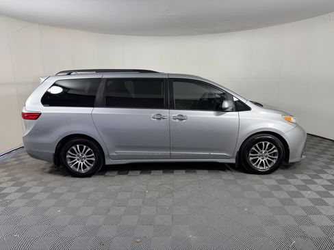 Used 2018 Toyota Sienna XLE w/ XLE Navigation Package FWD image 8