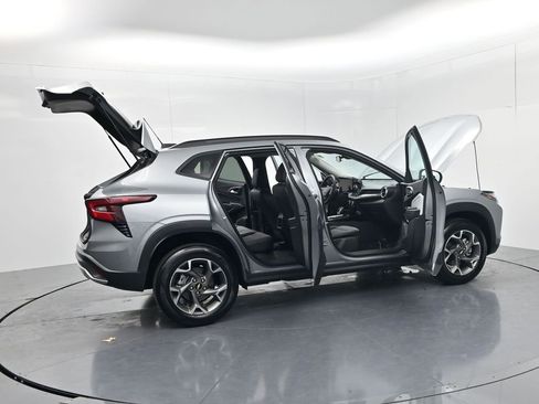 Used 2025 Chevrolet Trax LT FWD image 59