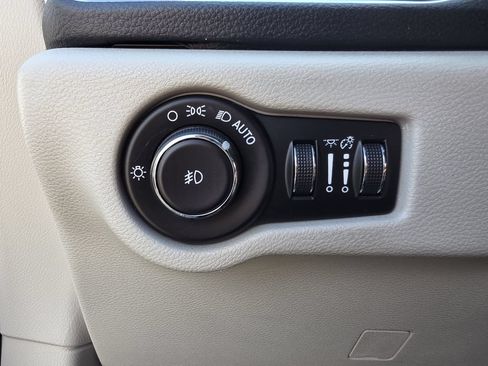 Used 2018 Chrysler Pacifica Limited FWD image 26