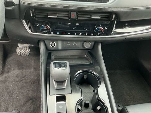 Used 2023 Nissan Rogue SL w/ SL Premium Package image 12