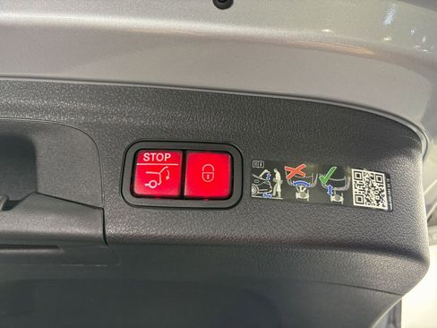 Certified 2025 Mercedes-Benz GLE 450e 4MATIC image 32