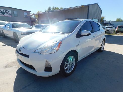 Used 2014 Toyota Prius C One image 3