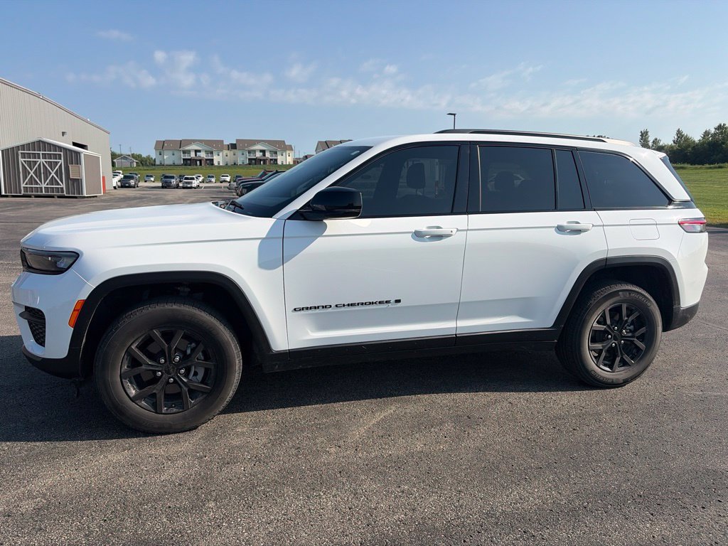 Used 2024 Jeep Grand Cherokee Altitude AWD/4WD image 1
