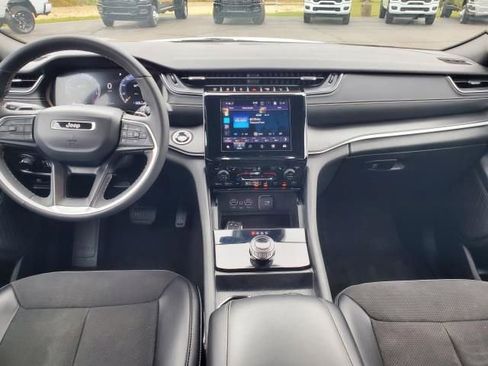 Used 2024 Jeep Grand Cherokee L Laredo image 28