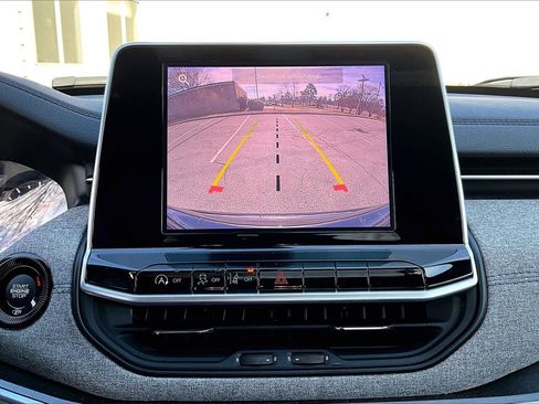 Certified 2025 Jeep Compass Latitude image 12