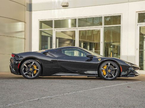Used 2023 Ferrari SF90 Spider image 9