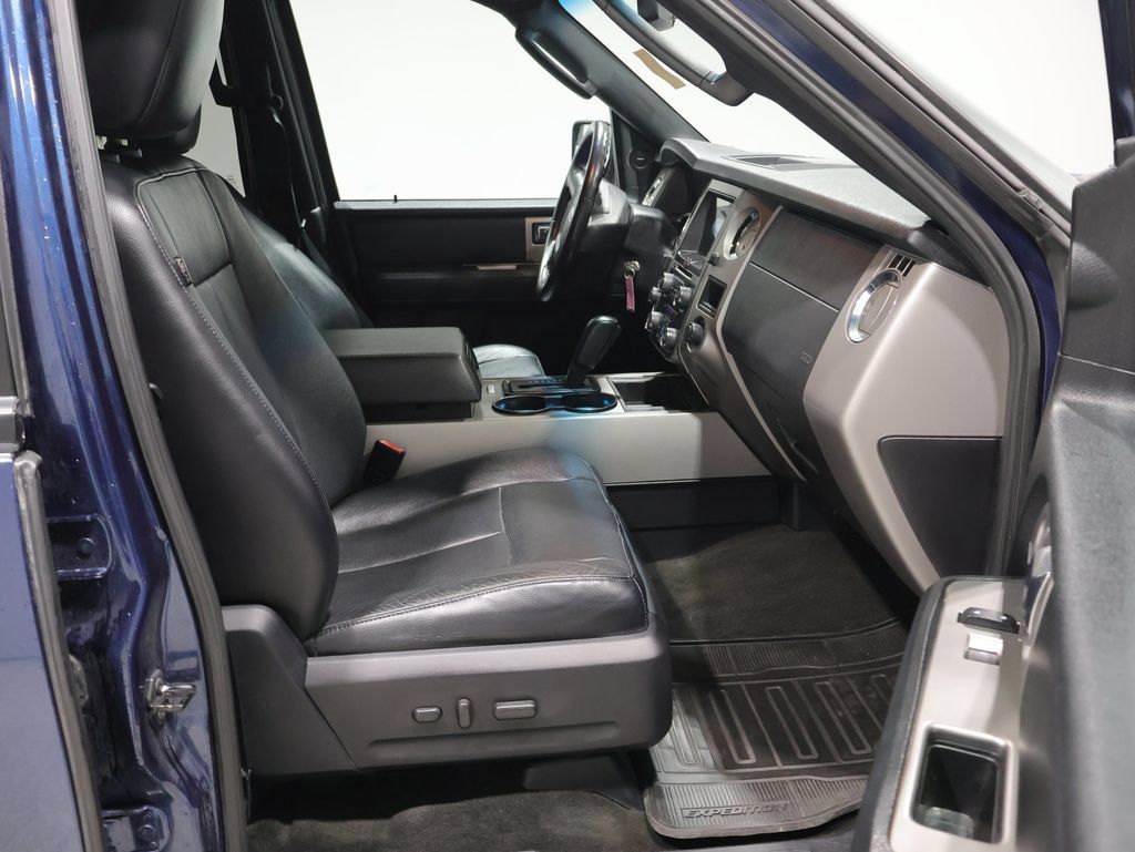 Used 2017 Ford Expedition XLT w/ Equipment Group 202A AWD/4WD image 28