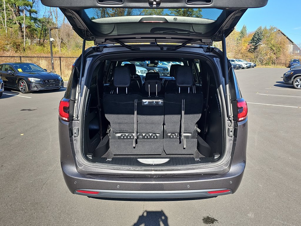 Used 2021 Chrysler Pacifica Touring-L w/ Premium & Safety Sphere Group FWD image 23