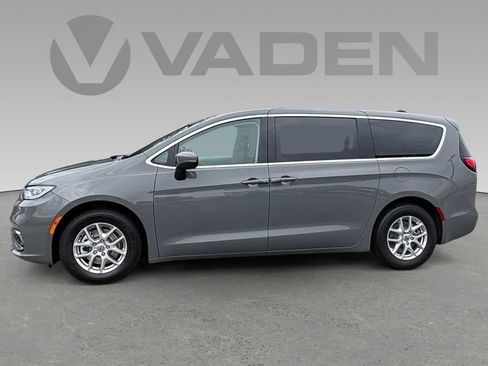 Used 2023 Chrysler Pacifica Touring-L FWD image 9
