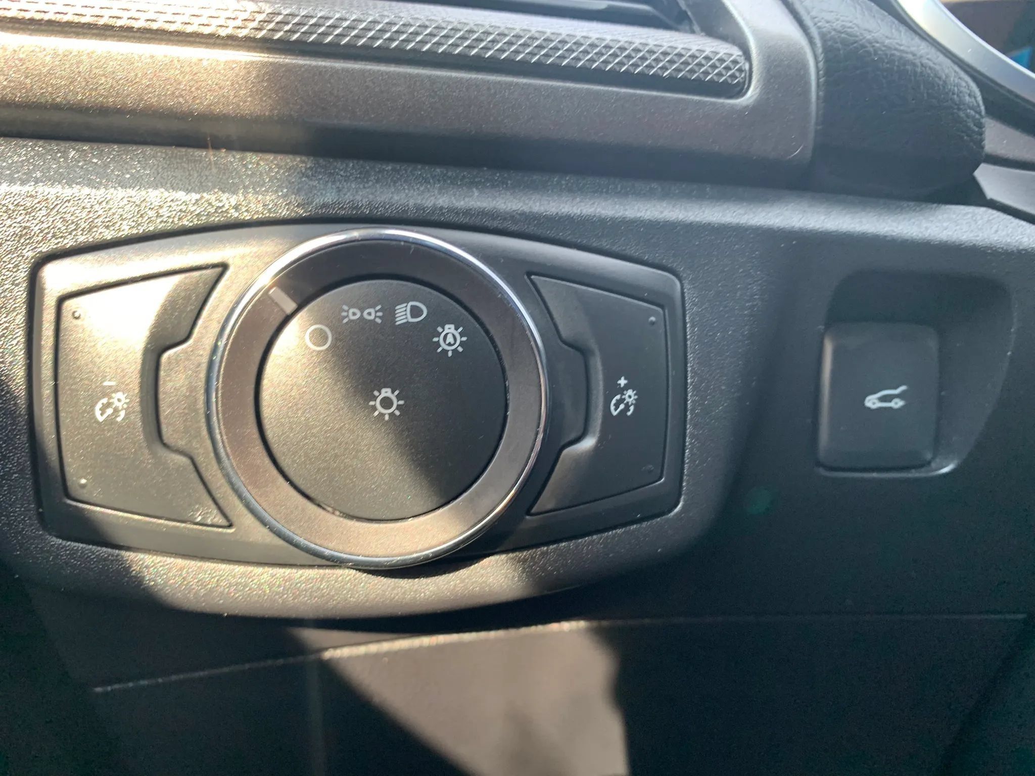 Used 2017 Ford Fusion SE FWD image 20