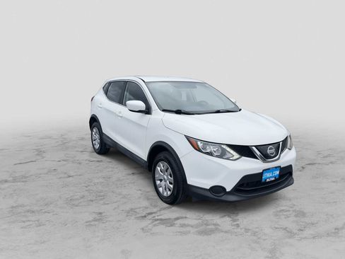 Used 2019 Nissan Rogue Sport S image 2