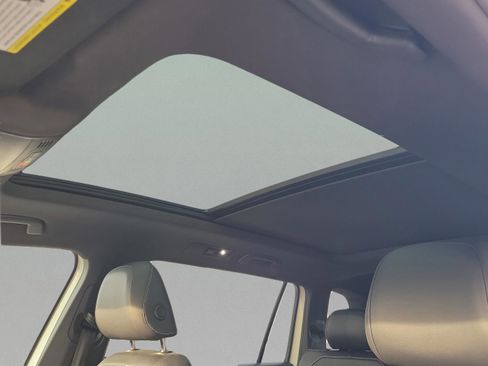 Used 2021 Volkswagen Tiguan SE R-Line image 7