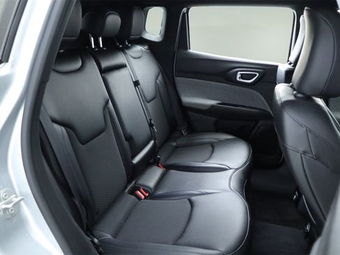 Used 2024 Jeep Compass Latitude image 17