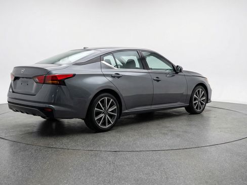 Used 2025 Nissan Altima 2.5 SV image 9