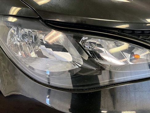 Used 2022 Chrysler Voyager LX image 28