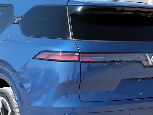 New 2024 VinFast VF 9 Plus image 30