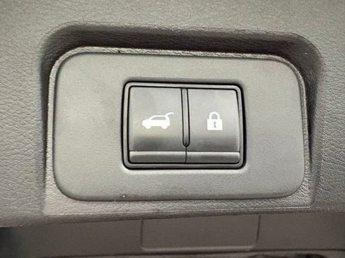 Used 2025 Nissan Rogue SV FWD image 9