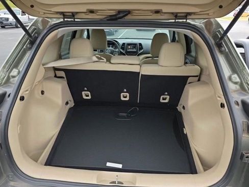 Used 2019 Jeep Cherokee Latitude w/ Popular Appearance Group image 17