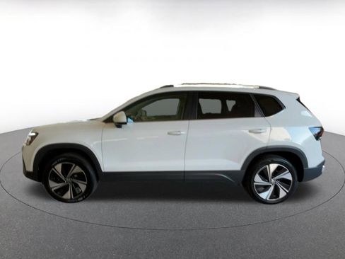 Used 2025 Volkswagen Taos SE image 9