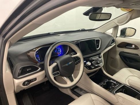 Used 2021 Chrysler Pacifica Limited w/ Uconnect Theater Family Group image 8