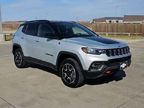 Used 2024 Jeep Compass Trailhawk image 2