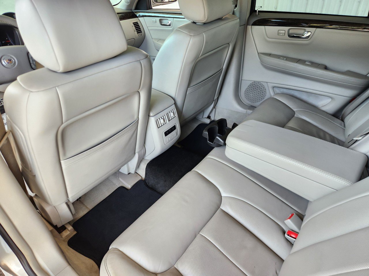 Used 2008 Cadillac DTS w/ Sun And Sound Package FWD image 23