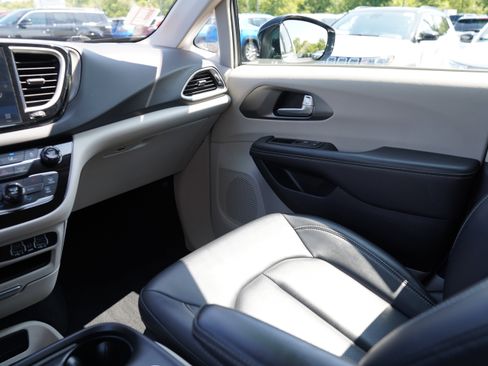 Used 2024 Chrysler Pacifica Touring-L FWD image 14