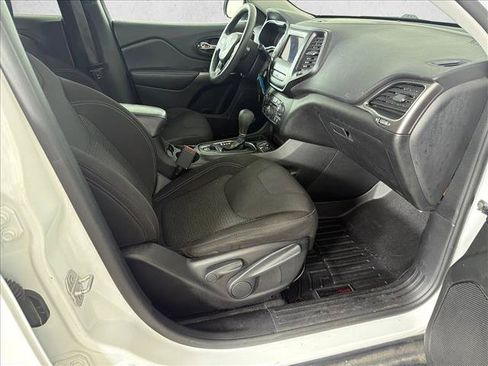 Used 2019 Jeep Cherokee Latitude w/ Popular Appearance Group FWD image 13