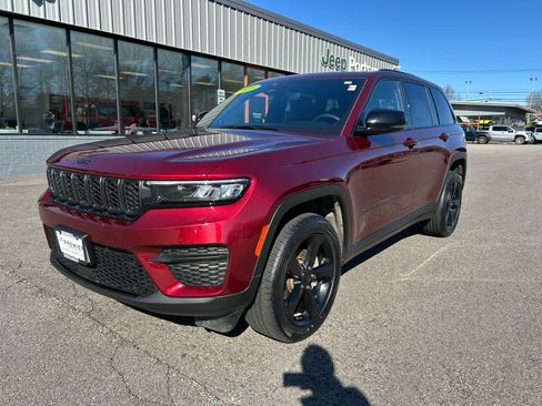 Used 2023 Jeep Grand Cherokee Altitude image 11