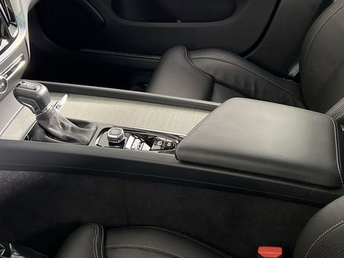 Used 2021 Volvo V60 T5 Cross Country image 23