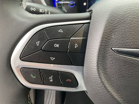 Used 2024 Chrysler Pacifica Select image 34