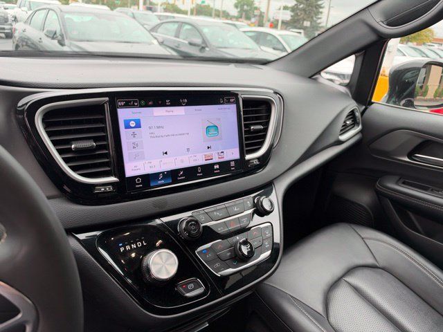 Used 2025 Chrysler Pacifica Select FWD image 17