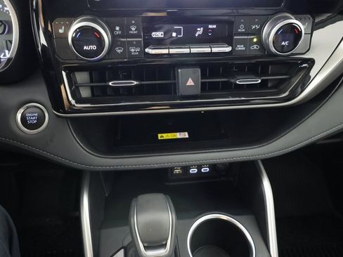 Used 2025 Toyota Highlander LE image 17