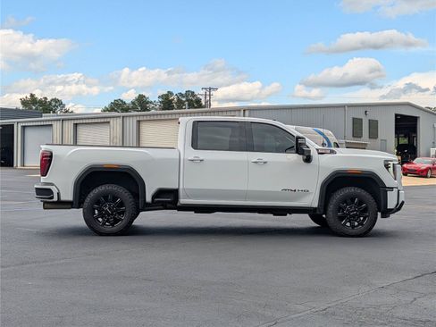 Used 2024 GMC Sierra 2500 AT4 w/ Technology Package AWD/4WD image 7
