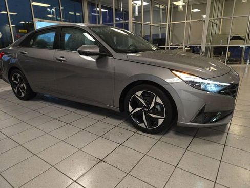 Used 2023 Hyundai Elantra Limited w/ Cargo Package FWD image 2