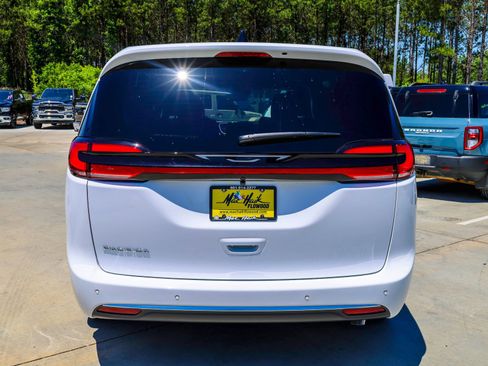 New 2027 Chrysler Pacifica Select FWD image 6
