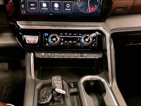Used 2024 GMC Sierra 2500 Denali Ultimate AWD/4WD image 32