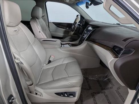 Used 2017 Cadillac Escalade ESV Luxury image 27