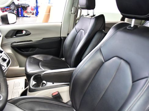 Used 2025 Chrysler Pacifica Select FWD image 9