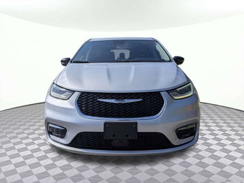 Used 2024 Chrysler Pacifica Limited FWD image 9