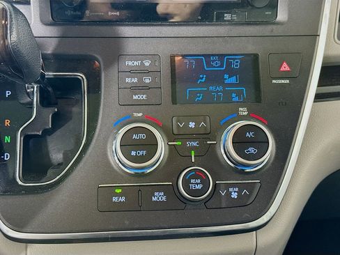 Used 2017 Toyota Sienna XLE Premium image 16