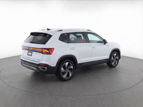 Used 2025 Volkswagen Taos SE w/ Panoramic Sunroof Package AWD/4WD image 3