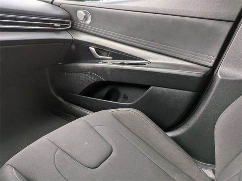 Used 2022 Hyundai Elantra SEL image 17